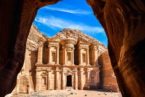 Impozantna kamnita zgradba imenovana Samostan iz časa Nabatejcev v Petri v Jordaniji.