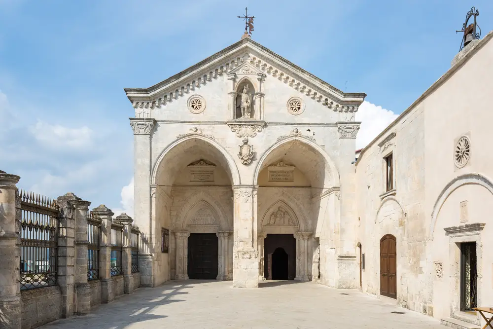 Vhod v svetišče nadangela Mihaela na Monte Sant'Angelo v Apuliji