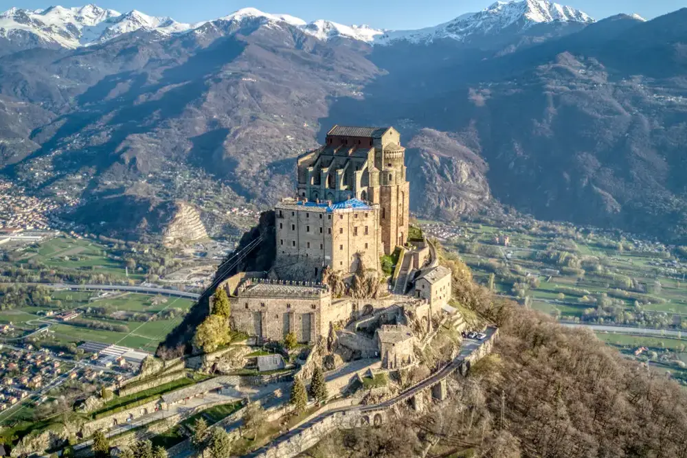 Pogled na samostan Sacra di San Michele v Piemontu