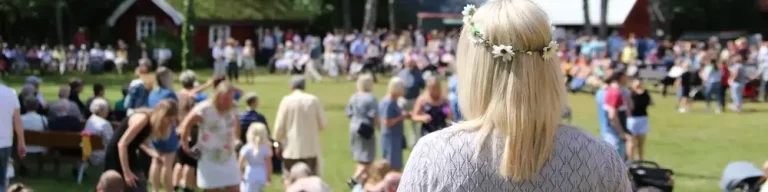Midsommar - ljudje zbrani na praznovanju poletnega solsticija na Švedskem