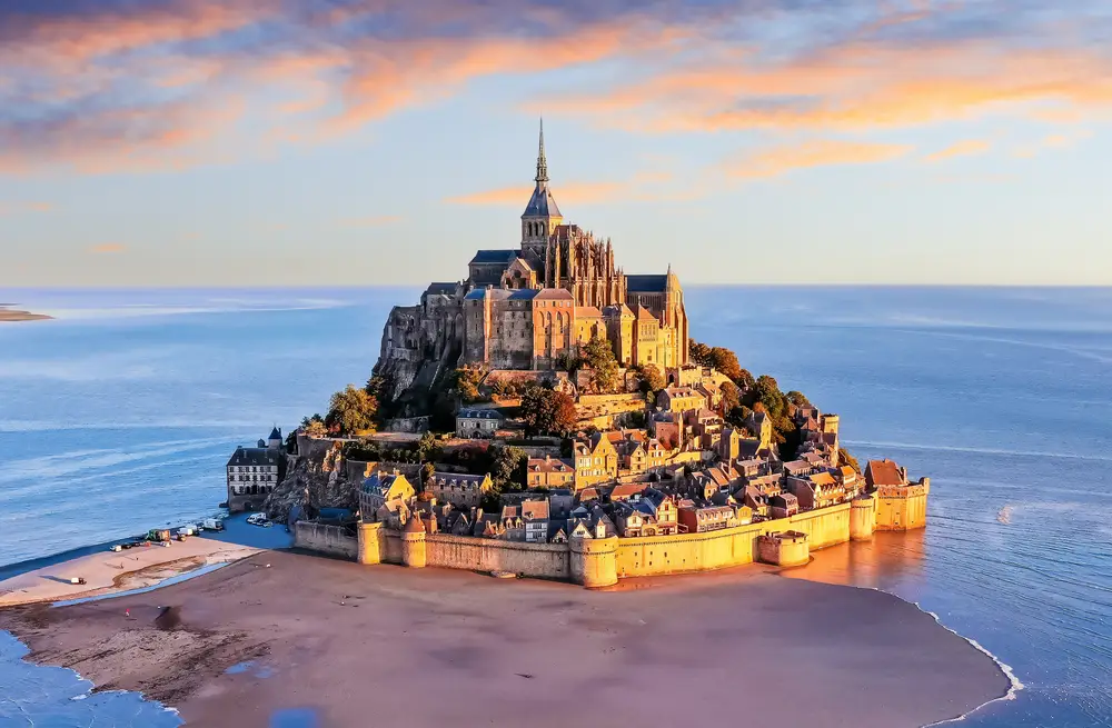 Pogled na otok Mont Saint Michel ob sončnem zahodu