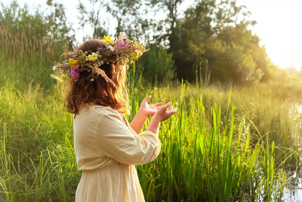 Dekle s svetličnim venčkom na glavi ob šveskem prazniku midsommar