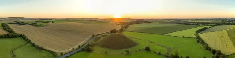 Pogled na gomilo Silbury Hill v južni Angliji ob sončnem zahodu